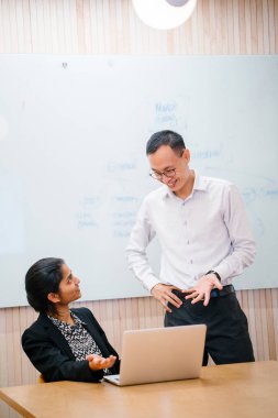 iki iş ortağı kullanma laptop ayakta modern office proje tartışıyor 