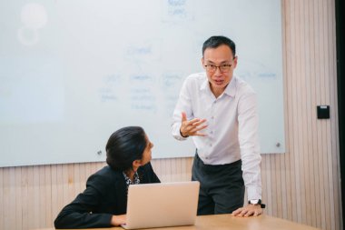 iki iş ortağı kullanma laptop ayakta modern office proje tartışıyor 