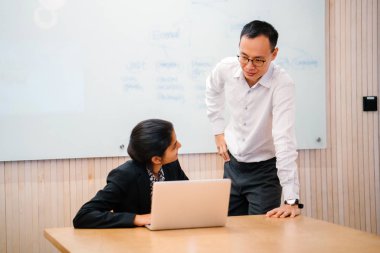 iki iş ortağı kullanma laptop ayakta modern office proje tartışıyor 