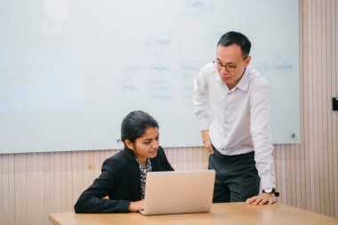 iki iş ortağı kullanma laptop ayakta modern office proje tartışıyor 