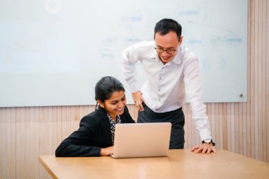 iki iş ortağı kullanma laptop ayakta modern office proje tartışıyor 