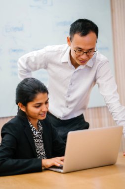 iki iş ortağı kullanma laptop ayakta modern office proje tartışıyor 