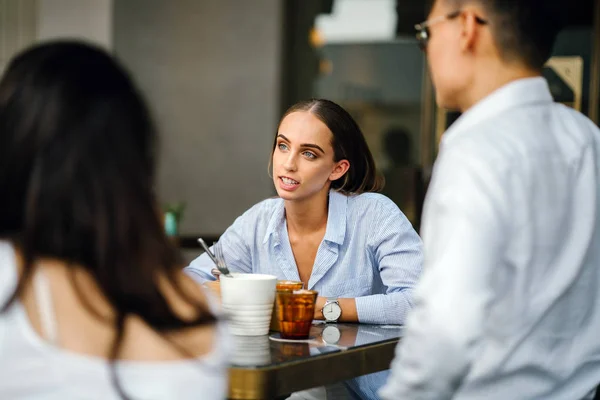 Junge Lächelnde Geschäftsleute Beim Mittagessen Tisch Einem Café Freien — Stockfoto