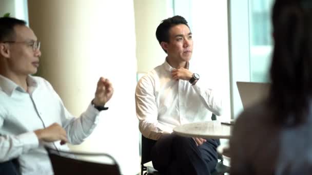 Empresários Discutindo Projetos Negócios Sentados Escritório Moderno — Vídeo de Stock