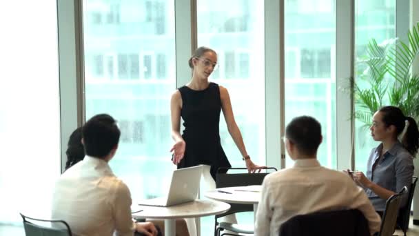 Geschäftsleute Diskutieren Projekte Sitzend Modernen Büro Geschäftsfrau Steht Und Spricht — Stockvideo