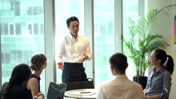 Verksamhet Människor Diskutera Projekt Som Sitter Moderna Kontor Asiatiska Affärsman — Stockvideo