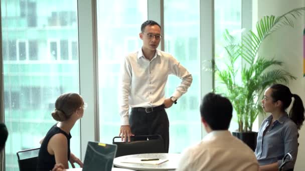 Hombres Negocios Discutiendo Proyectos Sentados Oficina Moderna Hombre Asiático Pie — Vídeo de stock