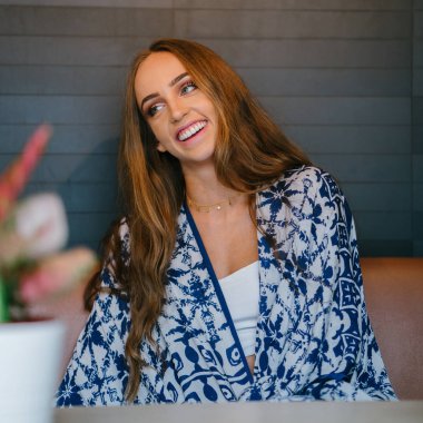 çiçekli tencere kafede masada oturan uzun saçlı güzel şık kadın portresi