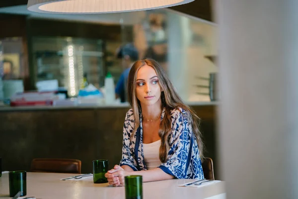 Retrato Jovem Mulher Pensativa Com Cabelos Longos Sentado Café — Fotografia de Stock