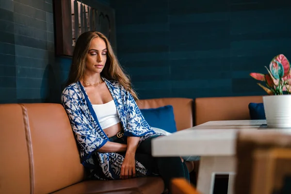 Retrato Mujer Joven Con Estilo Con Pelo Largo Sentado Mesa — Foto de Stock