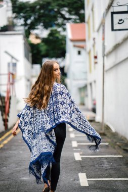 Eğleniyor güzel şık kadın sokakta yürüme 