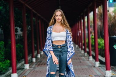 Kırmızı koridor geçit duran genç güzel kadın portresi