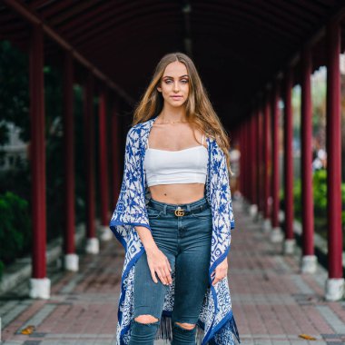 Kırmızı koridor geçit duran genç güzel kadın portresi