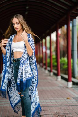 Kırmızı koridor geçit duran genç güzel kadın portresi