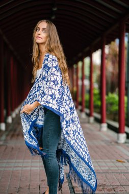 Kırmızı koridor geçit duran genç güzel kadın portresi