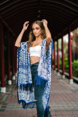 Kırmızı koridor geçit duran genç güzel kadın portresi