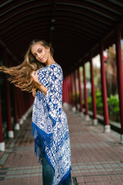 Kırmızı koridor geçit duran genç güzel kadın portresi