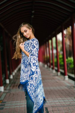 Kırmızı koridor geçit duran genç güzel kadın portresi