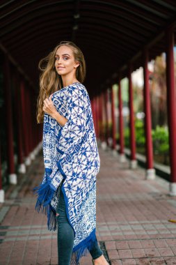 Kırmızı koridor geçit duran genç güzel kadın portresi