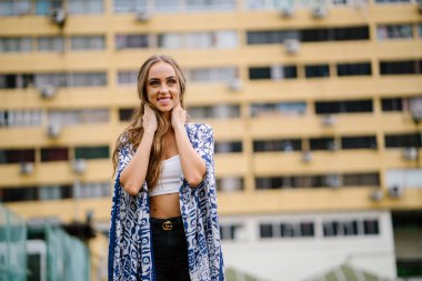 arka plan, açık portre bina uzun saç konumu olan güzel şık kadın