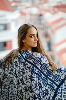 Bina arka plan bulanıklık Instalar uzun saçlı genç gülümseyen kadın portresi