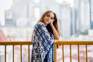 on rails eğilerek onu uzun saçlı ayakta dokunmadan güzel genç kadın portresi  