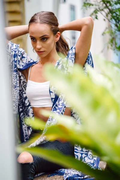 Outdoor Portret Van Mooie Stijlvolle Vrouw Met Lange Haren Door — Stockfoto