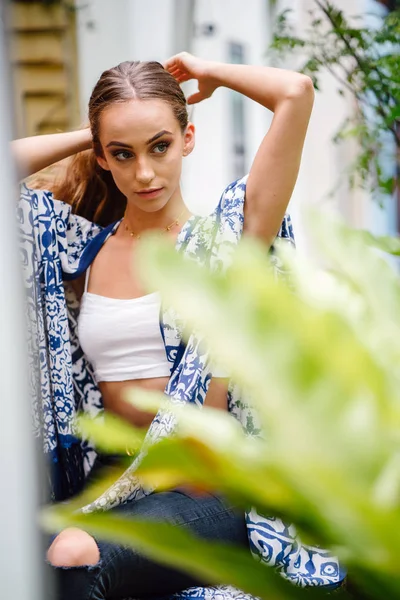 Outdoor Portret Van Mooie Stijlvolle Vrouw Met Lange Haren Door — Stockfoto