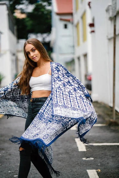 Eğleniyor güzel şık kadın sokakta yürüme 