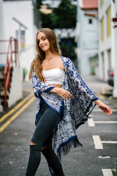 Eğleniyor güzel şık kadın sokakta yürüme 