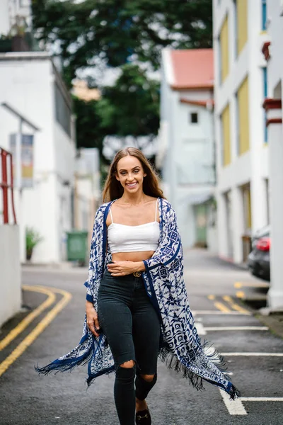 arka plan açık portre üzerinde binalar ile sokakta yürüme uzun saçlı güzel şık kadın