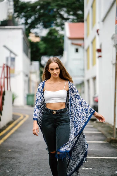 arka plan açık portre üzerinde binalar ile sokakta yürüme uzun saçlı güzel şık kadın