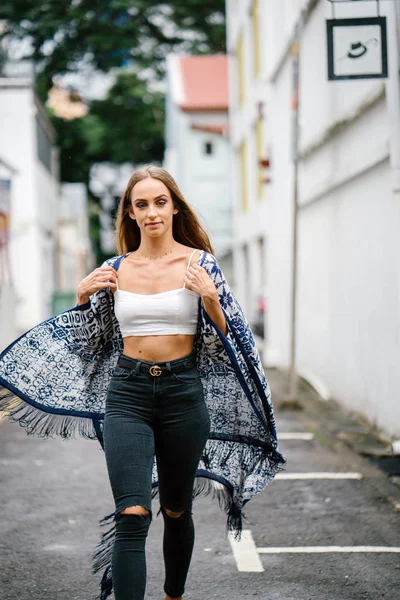 Mooie Stijlvolle Vrouw Met Lange Haren Lopen Straat Met Gebouwen — Stockfoto