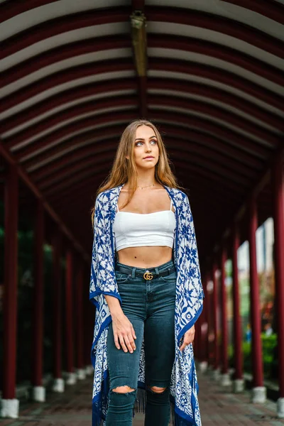 Portret Van Jonge Mooie Vrouw Rode Corridor Loopbrug — Stockfoto