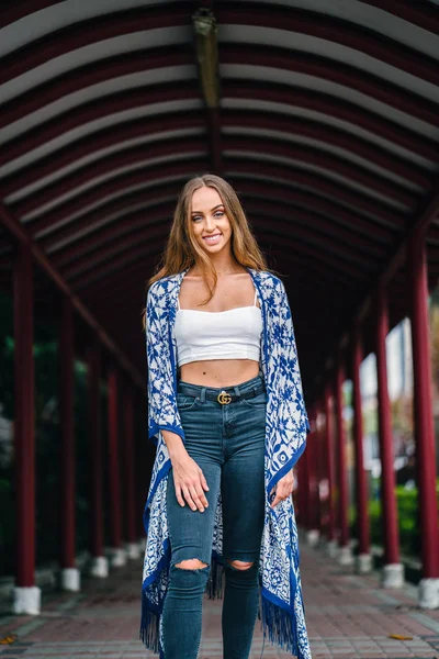 Portret Van Jonge Mooie Vrouw Rode Corridor Loopbrug — Stockfoto