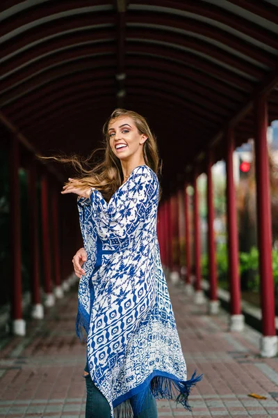 Kırmızı koridor geçit duran genç güzel kadın portresi