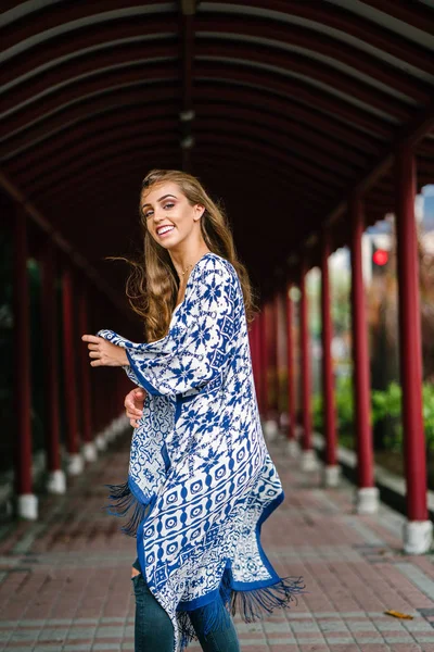 Kırmızı koridor geçit duran genç güzel kadın portresi