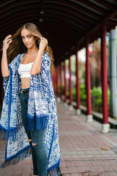 Kırmızı koridor geçit duran genç güzel kadın portresi