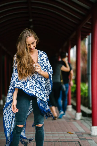 Kırmızı koridor geçit duran genç güzel kadın portresi