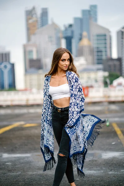 arka plan üzerinde gökdelenler ile şehir sokak yürüyüş uzun saçlı güzel şık kadın