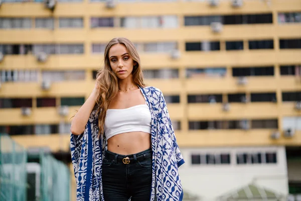 Mooie Stijlvolle Vrouw Met Lange Haren Draagkracht Het Opbouwen Van — Stockfoto