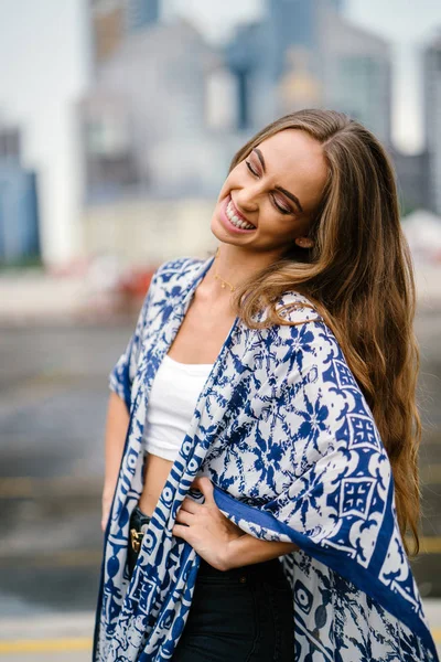 arka plan üzerinde gökdelenler ile şehir sokak yürüyüş uzun saçlı şık genç kız