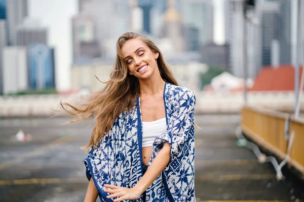 Outdoor Portret Van Stijlvolle Vrouw Met Lang Haar — Stockfoto