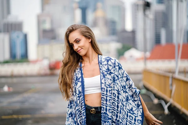 Outdoor Portret Van Stijlvolle Vrouw Met Lang Haar — Stockfoto