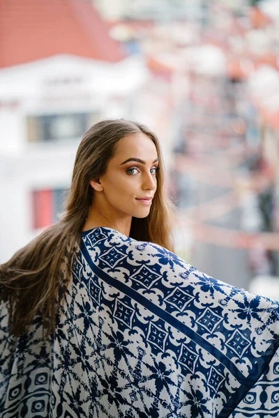 Bina arka plan bulanıklık Instalar uzun saçlı Genç güzel kadın portresi