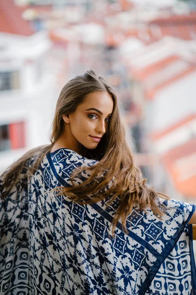 Bina arka plan bulanıklık Instalar uzun saçlı Genç güzel kadın portresi