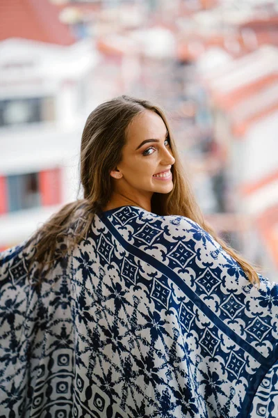 Bina arka plan bulanıklık Instalar uzun saçlı genç gülümseyen kadın portresi