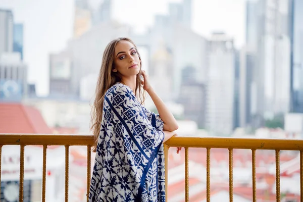 on rails eğilerek onu uzun saçlı ayakta dokunmadan güzel genç kadın portresi 