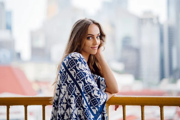 raylar poz uzun saçlı güzel gülümseyen kadın portresi