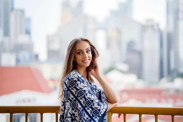 Retrato Hermosa Mujer Sonriente Con Pelo Largo Posando Rieles — Foto de Stock